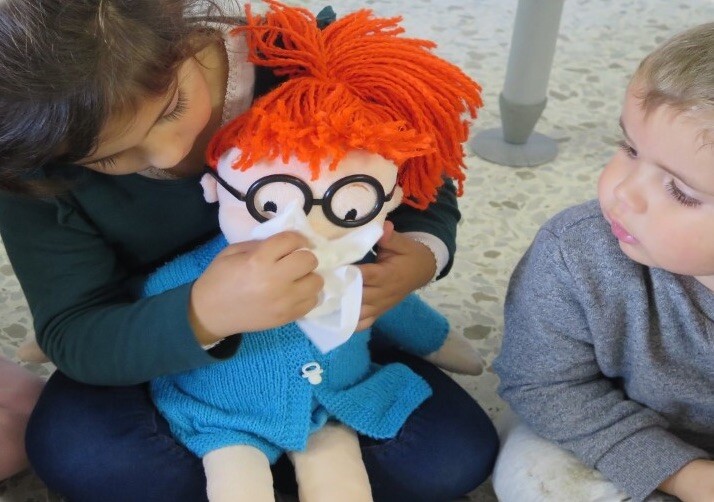 Aprender a lavarse las manos y a sonarse los mocos con el método Montessori: la iniciativa de un enfermero para niños de Infantil